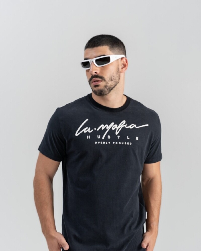 Remera negra con letras blancas U