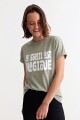 Remera m/c estampada colección Paris VERDE OLIVA