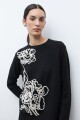 Sweater con bordado negro