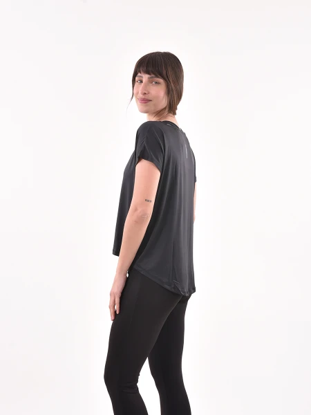 REMERA DAMAVAND NEGRO