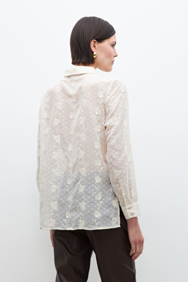 Camisa plumetti bordado floral crudo