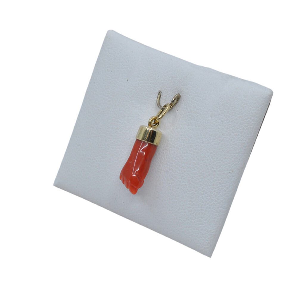Dije manito de coral y oro 18k Dije manito de coral y oro 18k