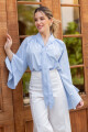 BLUSA C646/25 ESCOTE V M/L CON VOLADOS Y LAZO EN CUELLO Celeste