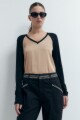 Blusa escote en V bicolor negro