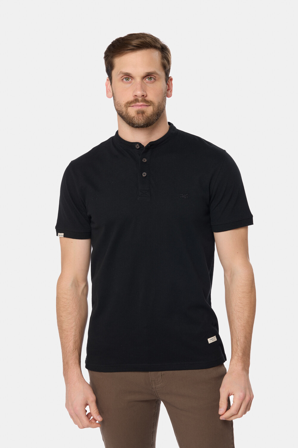 REMERA LISA CUELLO MAO Negro
