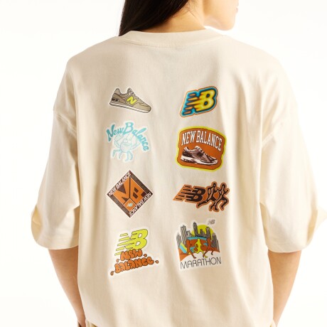 Remera New Balance de Dama - Sticker Pack - WT62P2R0LIN BEIGE