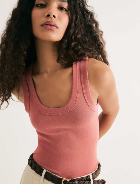 MUSCULOSA EN TELA ACANALADA Y CUELLO U ROSADO
