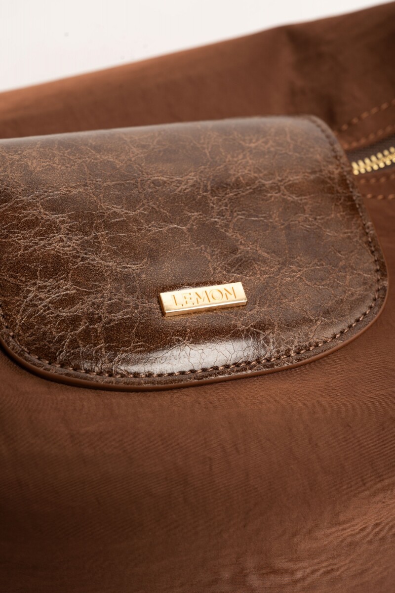 Cartera Con Charm Chocolate