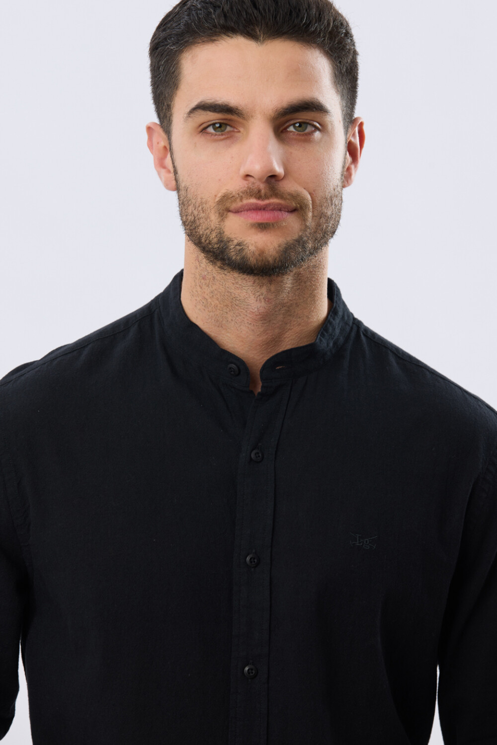 CAMISA LISA DE LINO CUELLO MAO Negro