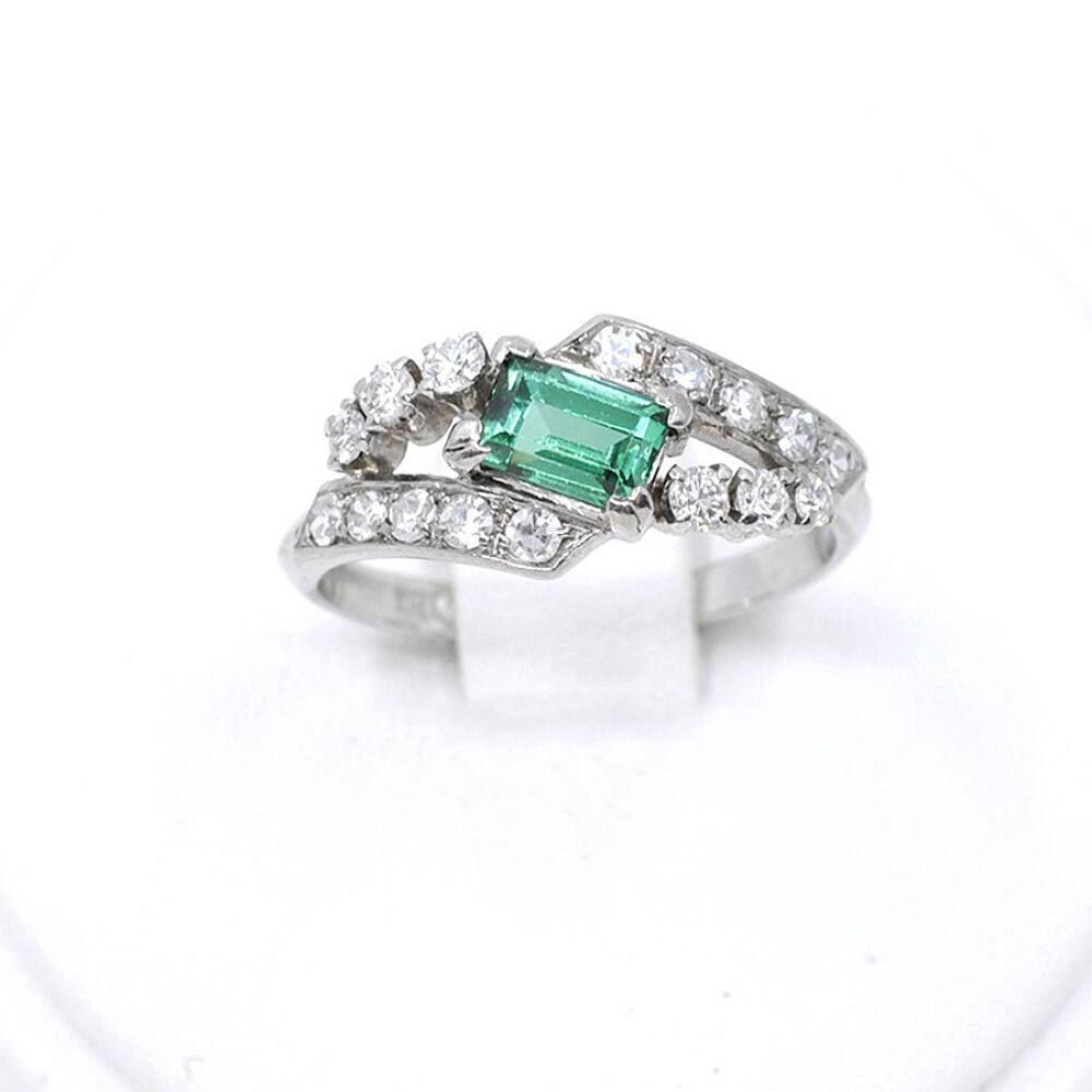 Anillo En Oro 18K, Brillantes Y Esmeralda Central Anillo En Oro 18K, Brillantes Y Esmeralda Central
