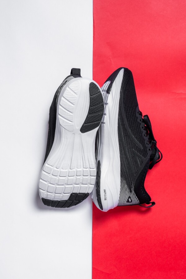 Calzado Deportivo. Negro y Blanco.