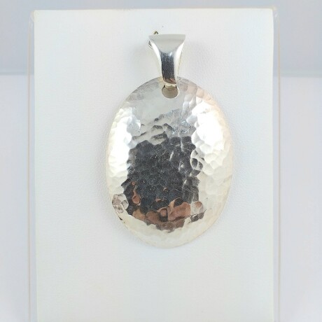 Colgante de plata 925 martillada en forma ovalada. Medidas 4.5 cm * 3,5 cm, espesor 1mm. Colgante de plata 925 martillada en forma ovalada. Medidas 4.5 cm * 3,5 cm, espesor 1mm.
