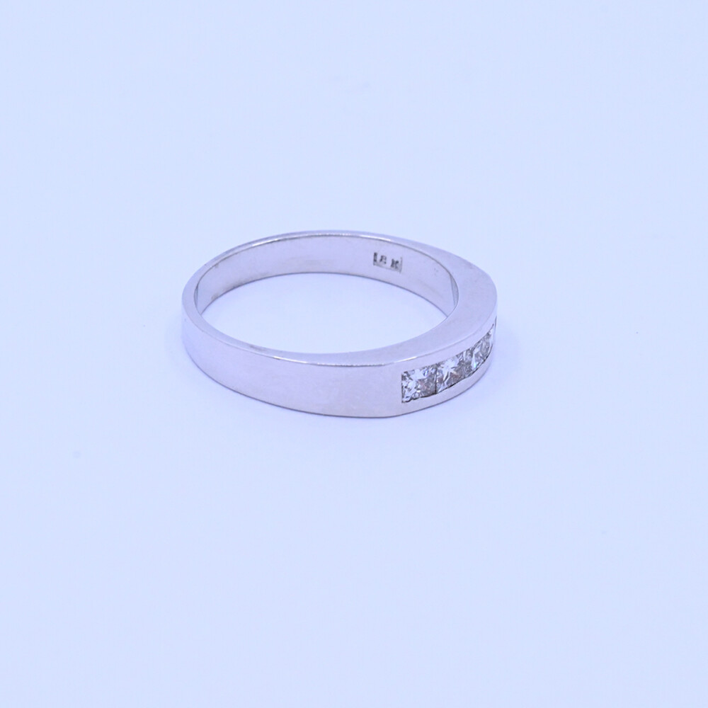 Anillo medio sin fin oro 18k blanco engarce carril y brillantes princesa. Anillo medio sin fin oro 18k blanco engarce carril y brillantes princesa.