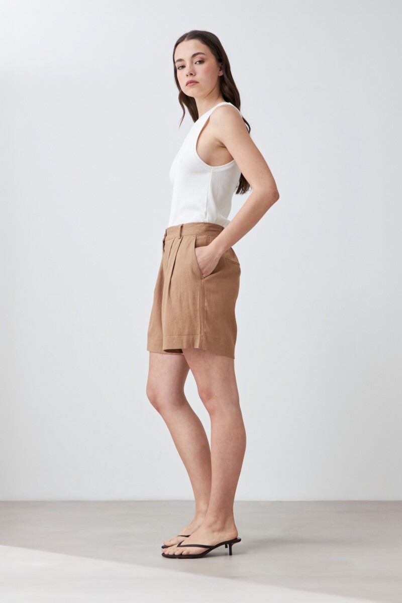Short de lino con pinzas tostado
