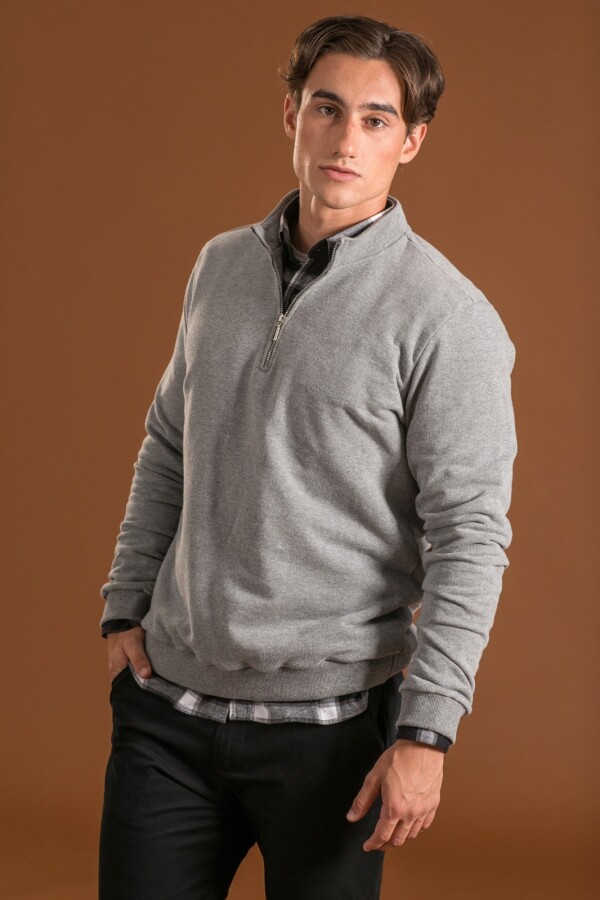Buzo con Cuello Alto. Gris