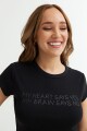 Remera crop top con estampa NEGRO