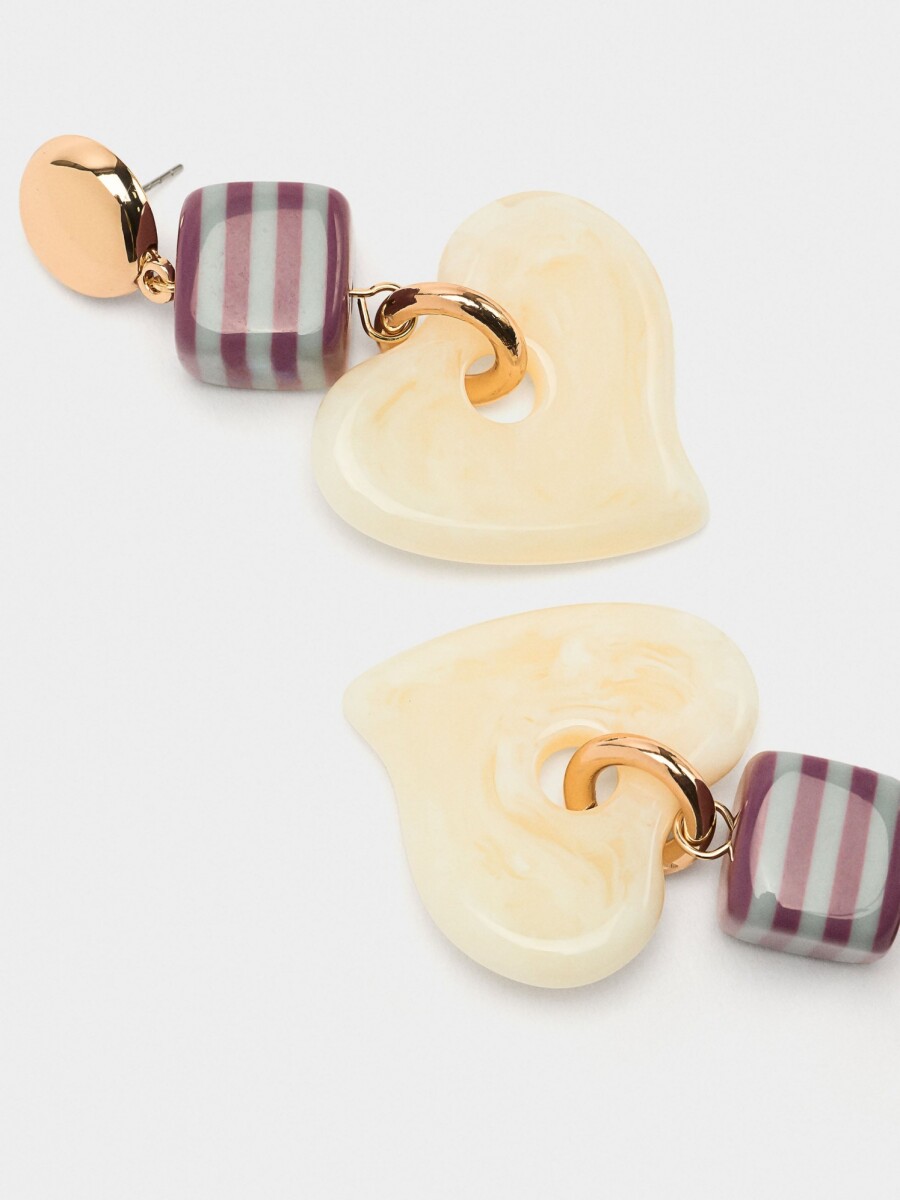 Pendientes Largos Con Corazón De Resina multicolor