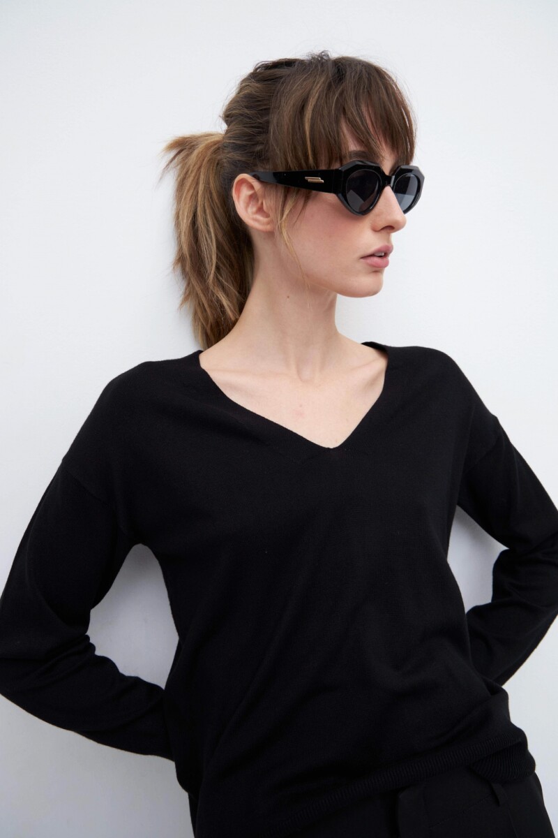 Sweater escote V negro