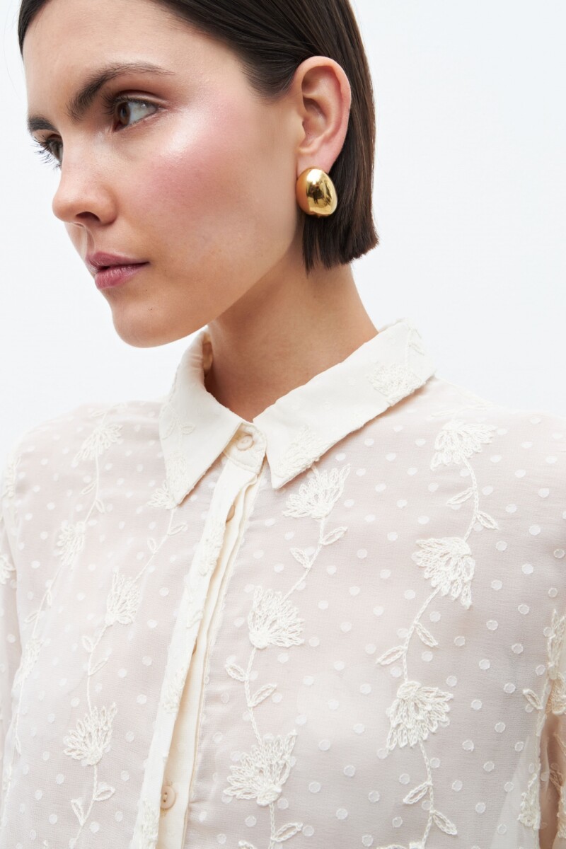 Camisa plumetti bordado floral crudo