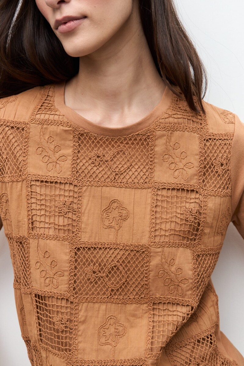 Remera frente bordado y calado camel