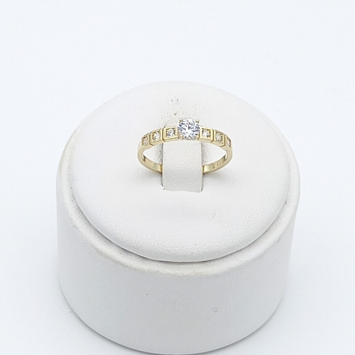 Anillo de oro 10 ktes con circonias. 