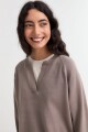 Sweater con cuello abierto y tajos laterales CHOCOLATE