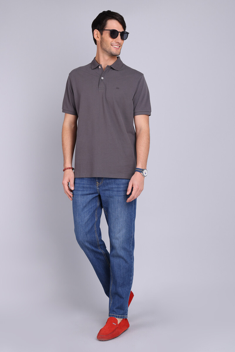 Remera con cuello Arrow GRIS