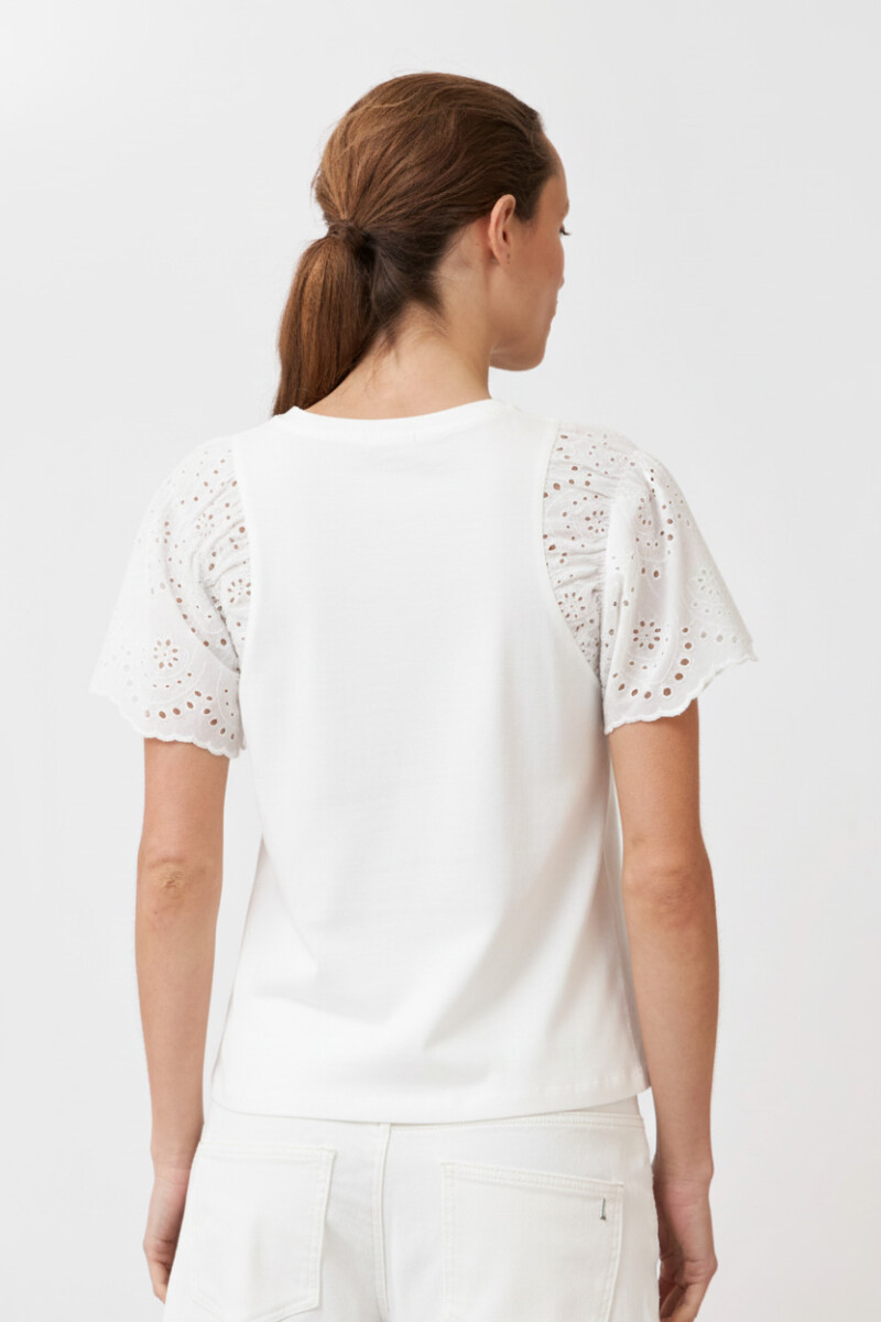 Remera con mangas de broderie blanco