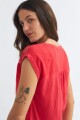 Blusa con detalle en canesú ROJO