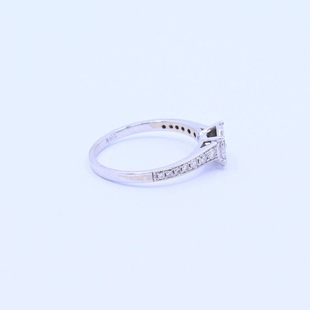 Anillo oro 18k blanco con brillantes. Anillo oro 18k blanco con brillantes.