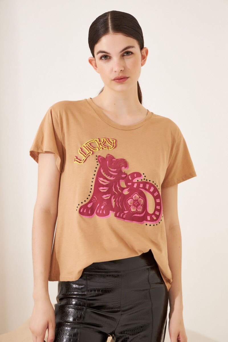 REMERA LUCKY - CAMEL 