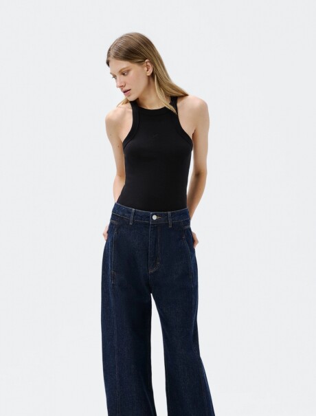 CAMISETA DE TIRANTES CON BORDADO NEGRO