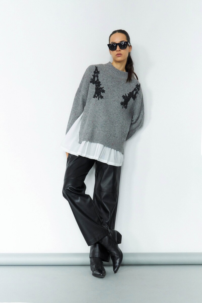 Sweater oversized con camisa gris