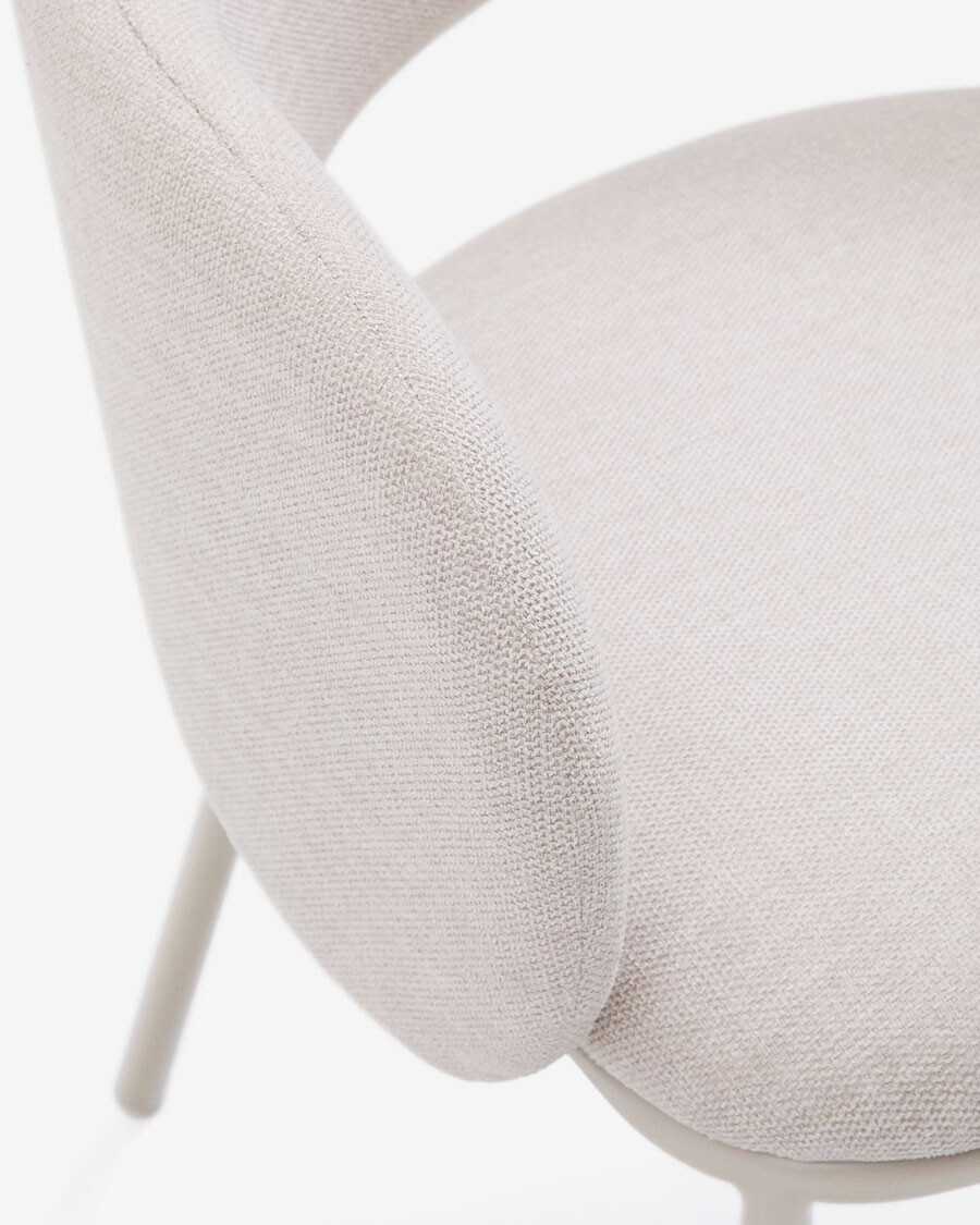 Silla Maina de chenilla beige y patas de acero con acabado beige FSC Mix Credit Silla Maina de chenilla beige y patas de acero con acabado beige FSC Mix Credit