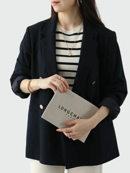 Longchamp -Sobre plano de material textil con logo Marfil