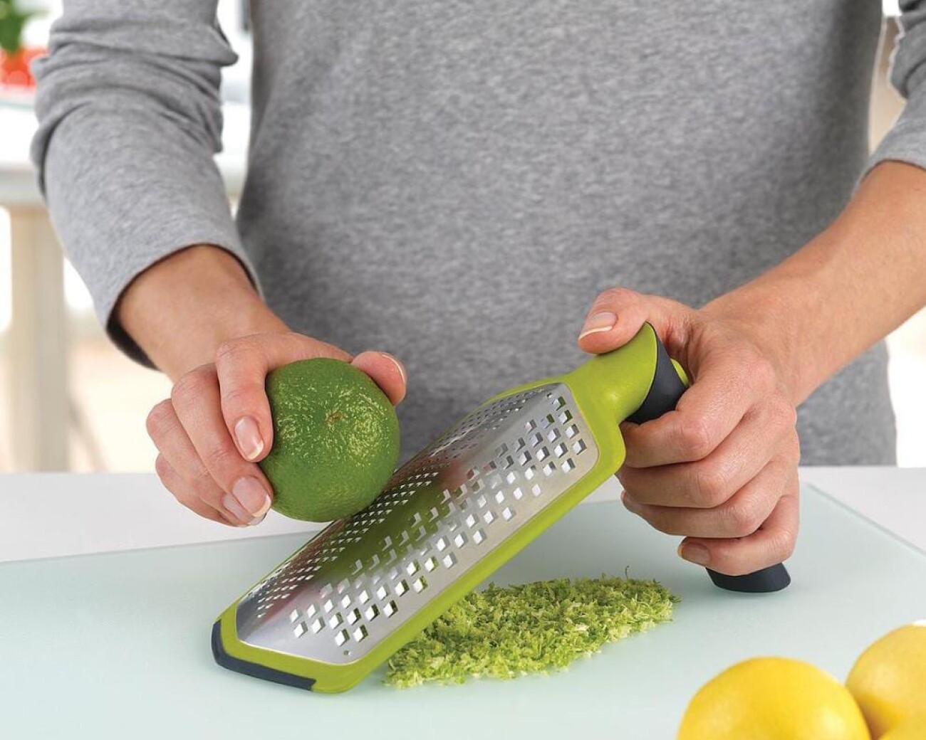 Rallador 2-en-1 con cuchillas fina y gruesa Rallador 2-en-1 con cuchillas fina y gruesa