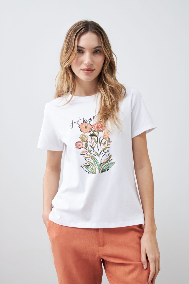 Remera con estampa y bordado floral blanco