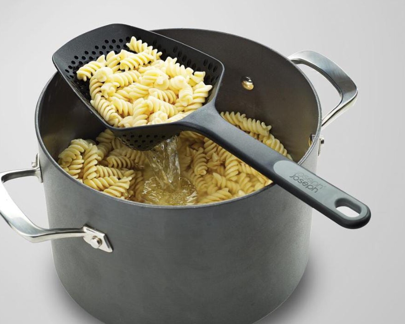 Cucharón escurridor ergonómico Cucharón escurridor ergonómico