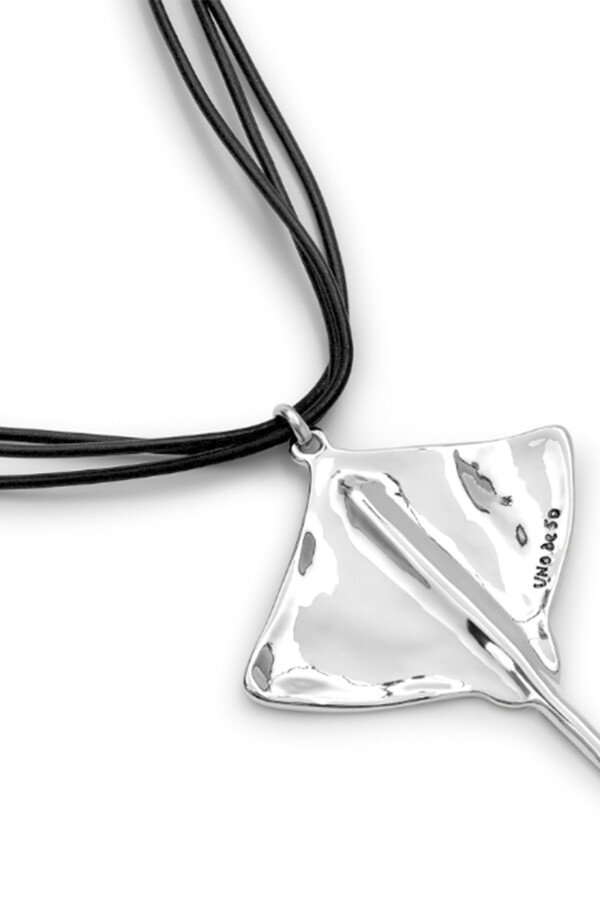COLGANTE DE CUERO CON ALEACIÓN DE METALES BAÑADO EN PLATA DE LEY CON FORMA DE MANTARRAYA Colgante