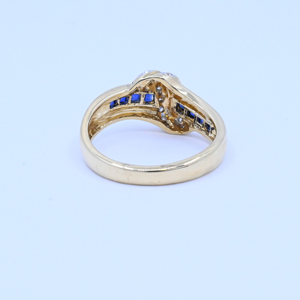 Anillo oro 18 k brillantes y zafiros carré. Anillo oro 18 k brillantes y zafiros carré.