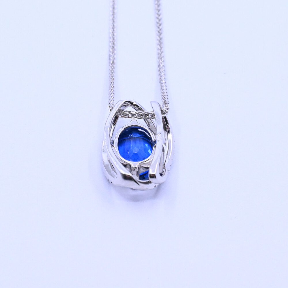 Colgante oro 18k blanco con zafiro azul oval y brillantes. Colgante oro 18k blanco con zafiro azul oval y brillantes.