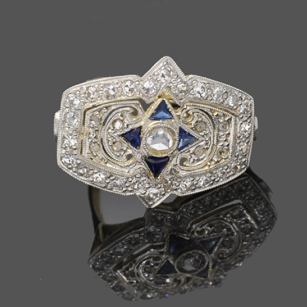 Anillo Estilo Antiguo En Oro 18K, Platino, Diamantes, Brillantes Y Zafiros Sinteticos Anillo Estilo Antiguo En Oro 18K, Platino, Diamantes, Brillantes Y Zafiros Sinteticos