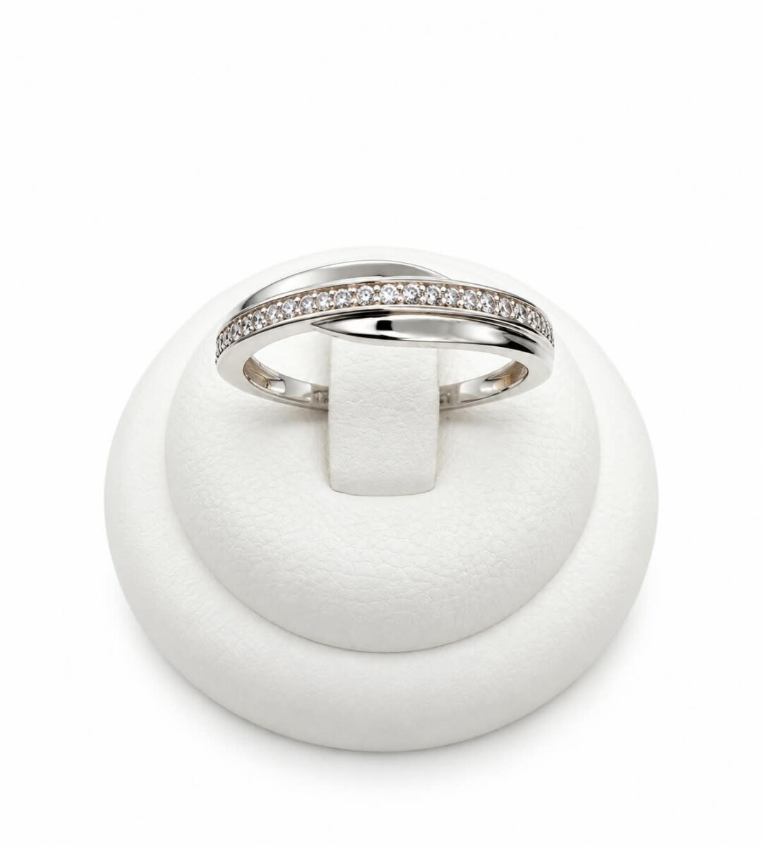 Anillo con riel de zirconias 