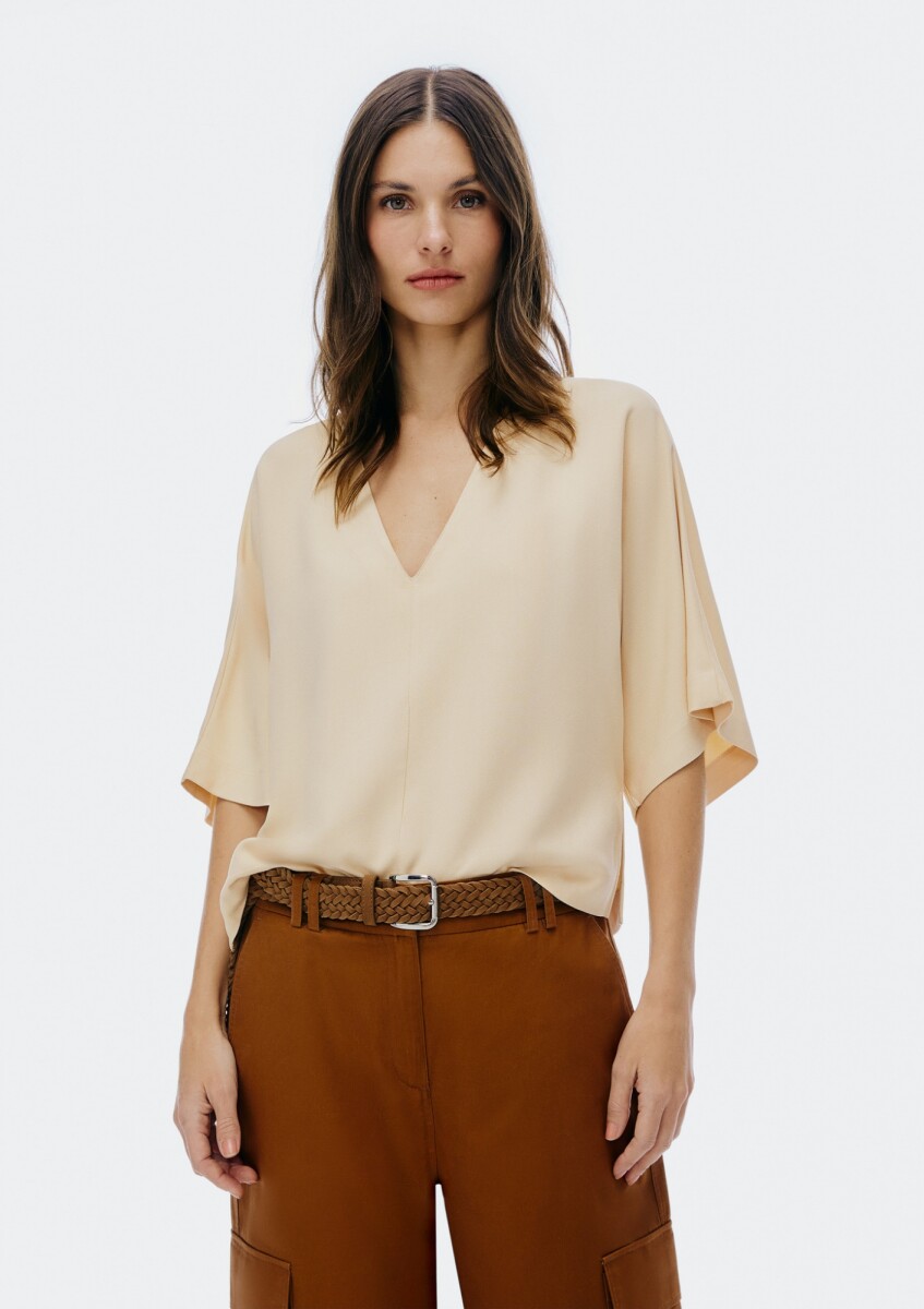 BLUSA CON ESCOTE EN V Y MANGAS 3/4 - BEIGE 