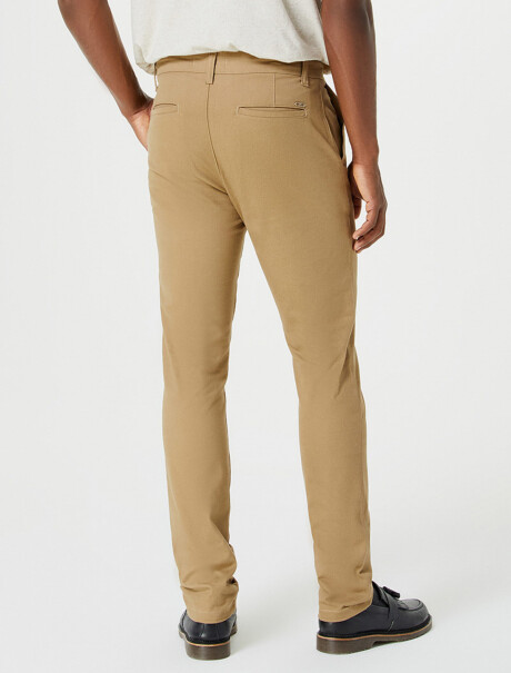 PANTALÓN MODELO CHINO SLIM BEIGE