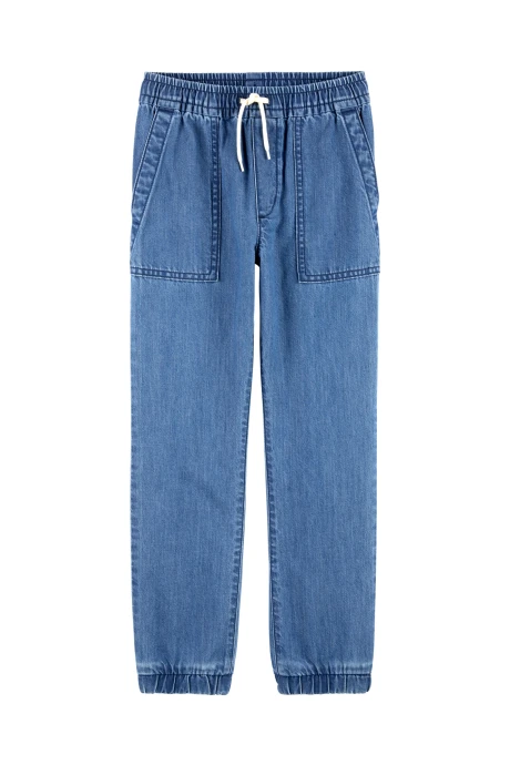 Pantalón jean, estilo deportivo Pantalón jean, estilo deportivo
