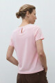 Remera frente broderie rosa