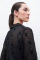 Camisa plumetti bordado floral negro
