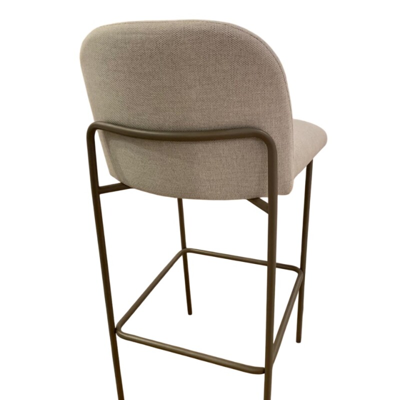 Banco Alto para barra base y patas metal choco leve / Asiento y respaldo tapizado tela Clara Banco Alto para barra base y patas metal choco leve / Asiento y respaldo tapizado tela Clara