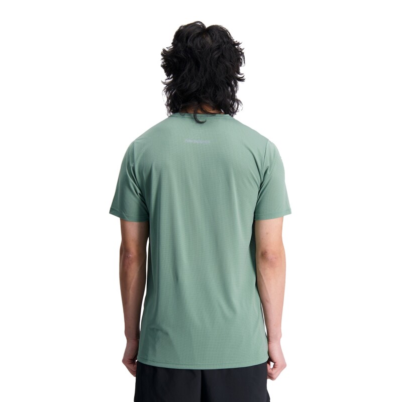 Remera New Balance de Hombre - Accelerate - MT23222DKJ DARKJUNI